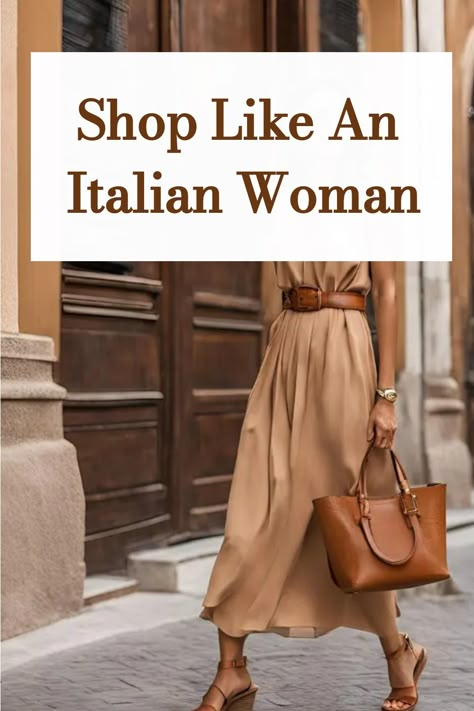 Italian woman fashion Italian Bombshell Style, Chic Linen Outfits, What Italian Women Wear, How To Dress Italian, Quiet Elegance Fashion, Classic Summer Fashion, Italian Summer Street Style, Italian Travel Outfits, Italy June Outfits