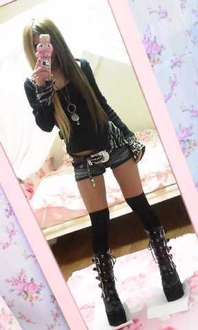 DEM BOOTS o.o <3 Gyaru Outfits, Gyaru Style, Mcbling Fashion, 2000s Japanese Fashion, Pin Up Outfits, Gyaru Fashion, 2000s Fashion Outfits, J Fashion, Harajuku Fashion