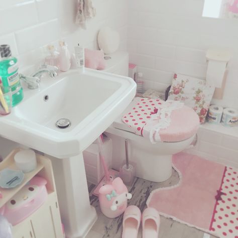 ideal vintage bathroom Bathroom Decor Kawaii, My Melody Bathroom, Cleancore Bathroom, Cutecore Bathroom, Kawaii Bathroom Ideas, Cute Aesthetic Bathroom, Sanrio Bathroom, Redecorate Bathroom, Apartment With Roommates