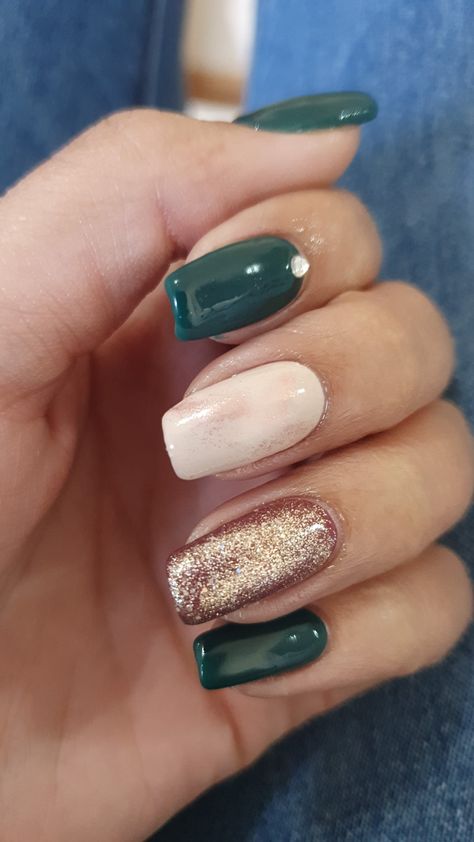 Emerald nail design Emerald Gel Nail Designs, Dark Green And Rose Gold Nails, Emerald Dress Nails, Emerald Green Dip Nails, Green And Champagne Nails, Emerald And Gold Nails Acrylic, Emerald Green And Pink Nails, Nails For Emerald Dress, Nails For Hunter Green Dress