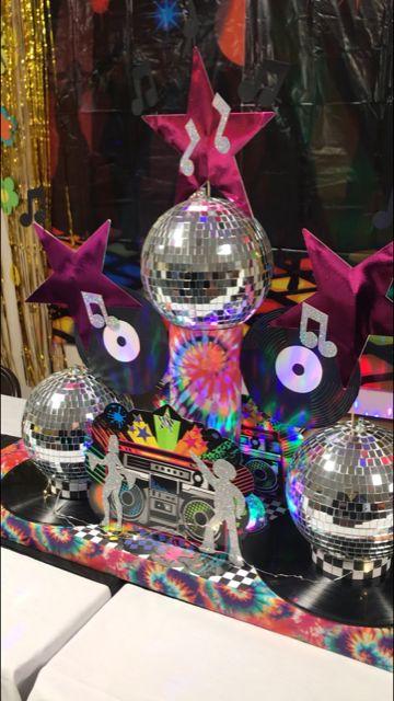 Disco 70's themed table set up 70s Centerpiece Ideas Diy, Disco Theme Table Setting, 70s Table Decor, 70s Centerpiece Ideas, Table Setup Ideas, Disco Table, Players Ball, 70s Soul, Birthday Disco