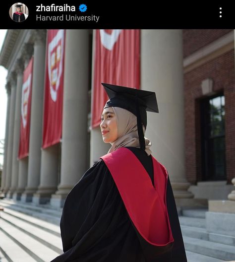 Harvard student inso hijabi zhafira aqyla Harvard Medical School Graduation, Harvard Uni, Professional Profile Pictures, Masters Graduation, Harvard Students, Passion Work, Medical School Graduation, Graduation Poses, University Graduation