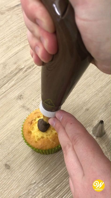 How to Make Beautiful Buttercream Sunflower Cupcakes | Cake decorating techniques, Cake decorating tips, Cake decorating frosting Cupcake Decorating Videos, Simple Cupcake Designs, Buttercream Sunflower, Sunflower Cupcakes, Cupcake Decorating Tips, Piping Techniques, Cupcake Decoration, Cupcake Cake Designs, Wilton Cake Decorating