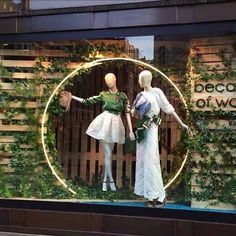 Spring Window Display, Display Visual Merchandising, Window Display Retail, Decoration Vitrine, Store Design Boutique, Visual Merchandising Displays, Store Window Displays, Window Display Design, Deco Nature