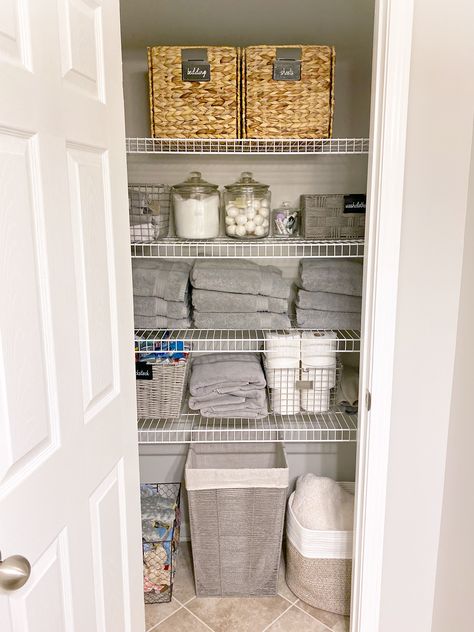 Small House Storage Ideas, Storage Linen Closet, House Storage Ideas, Cupboard Organisation, Linen Closet Design, Linen Aesthetic, Home Storage Ideas, Small House Storage, Closet Organization Tips