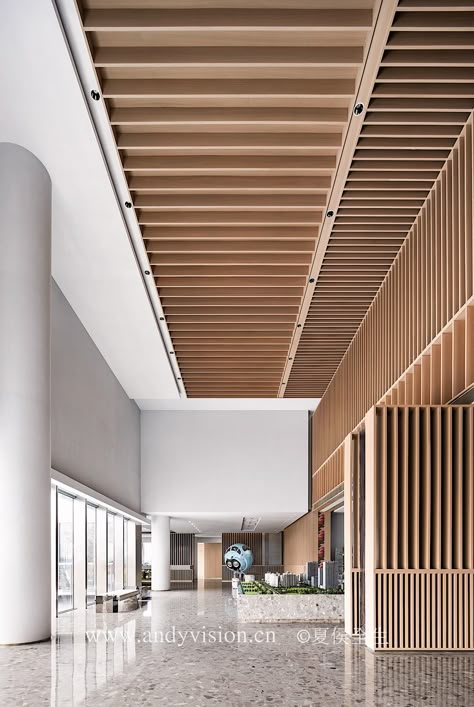 Louvers Ceiling Design, Bar Facade, Louver Design, Wood Slat Ceiling, Ceiling Details, Nurses Station, Timber Slats, Ceiling Detail, Lobby Design