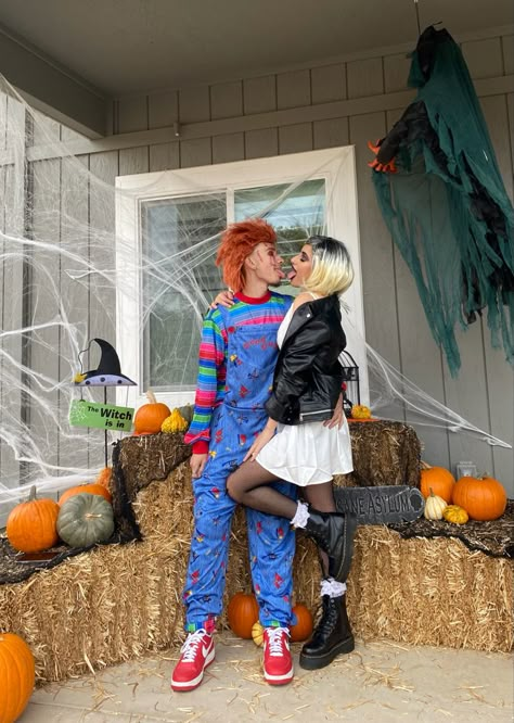 Jack The Skeleton And Sally Costume, Chuckie Couple Costume, Classic Slasher Costumes, Chuckie And Bride Costume Couple, Holloween Costume Ideas Couple Scary, Cute Halloween Poses For Couples, Chucky Couples Halloween Costume, Cute Couple Halloween Costumes 2024, Emo Halloween Couple Costumes