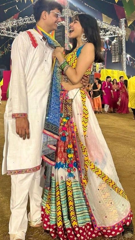 Garba Couple Outfit, Couple Garba Dress, Navaratri Couple Aesthetic, Navaratri Couple Photo, Garba Couple Aesthetic, Garba Poses Couple, Navratri Couple Photos, Aesthetic Garba Outfits, Couples In Traditional Outfits