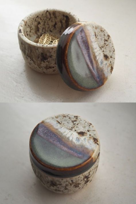 Ceramic Jewelry Box Ideas, Jewelry Box Ceramic, Pottery Ideas Wheel Thrown, Clay Jar With Lid, Lidded Containers Pottery, Lidded Box Ceramics, Ceramic Lidded Jars, Ceramic Jewelry Box, Ceramics Lidded Jar