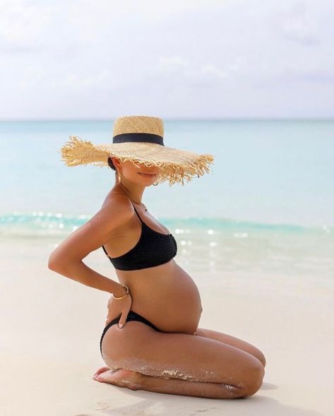 Maternity Shoot Beach, Beach Maternity Pictures, Baby Bump Photoshoot, Pregnancy Belly Photos, Cute Pregnancy Pictures, Maternity Photography Poses Couple, Belly Photos, Beach Maternity Photos, Maternity Photography Poses Pregnancy Pics