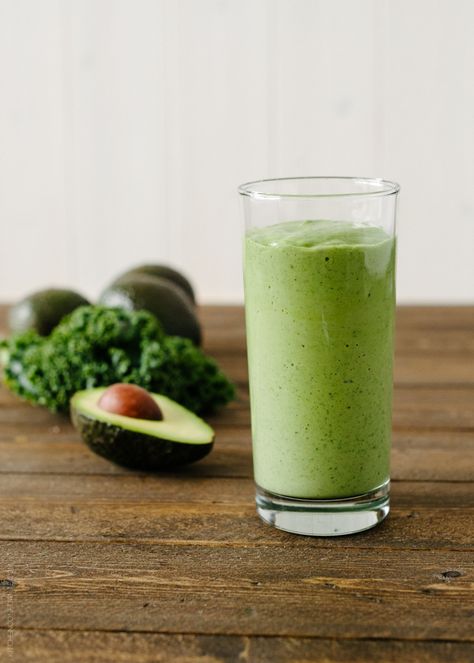 Avocado Kale Superfood Smoothie | www.kitchenconfidante.com Veggie Smoothie Recipes, Veggie Smoothies, Resep Smoothie, Berbuka Puasa, Kale Smoothie, Wholesome Snacks, Power Balls, Superfood Smoothie, Avocado Smoothie