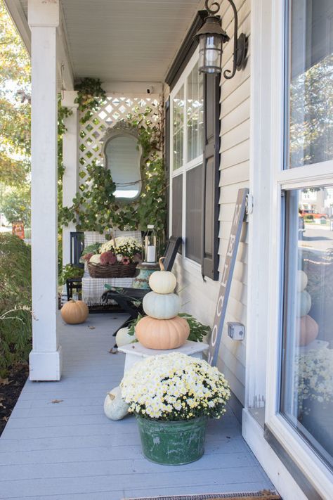 small front porch decorating for fall Small Front Porch Plants, Small Front Porch Decor, Front Porch Inspiration, Fall Front Porch Ideas, Fall Front Porch Decor Ideas, Yard Sale Finds, Small Front Porches, Small Porches, Fall Front Porch Decor