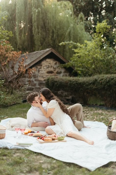 Picnic Engagement Session Picnic Prewedding, Picnic Photoshoot Ideas, Picnic Engagement Shoot, Engagement Photos Park, Couples Picnic, Engagement Picnic, Couple Picnic, Picnic Shoot, Picnic Engagement Photos