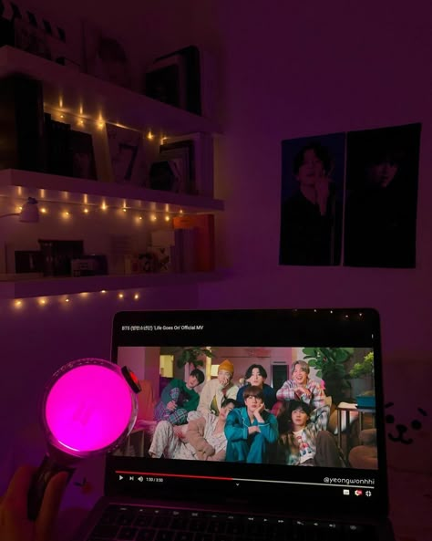 Kpop Fan Girl Aesthetic, Kpop Fans Aesthetic, Bts Army Girl Aesthetic, Kpop Fangirl Aesthetic, Kpop Fan Aesthetic, Bts Army Aesthetic, Bts Core, Senior Year Of High School, Bts Polaroid