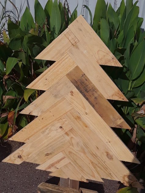 Christmas Tree Pattern, Tree Pattern, Diy Christmas Tree, Holiday Projects, Xmas Tree, Diy Christmas, Rustic Wood, Wood Art, Herringbone