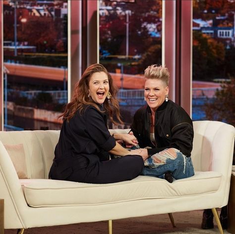 February 27, 2023 The Drew Barrymore Show ♡ Drew Barrymore Style, Laughing Together, Drew Barrymore Show, Alecia Beth Moore, Drew Barrymore, You Are Amazing, Skating, Tv Shows, Concert