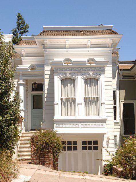 Victorian in the Duboce neighborhood. San Francisco, CA Victorian Apartment, Small House Exterior, San Francisco Apartment, Townhouse Exterior, Apartment Exterior, Victorian Townhouse, San Francisco Houses, Edwardian House, Suburban House