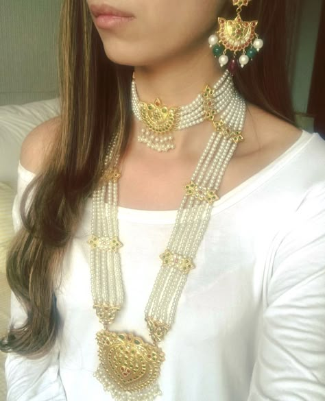 Nikkah jewelry inspo ( if your dress is all white or ivory then this set would go well with it) Nikkah Jewelry Set, White Moti Necklace Design, Nikkah Jewellery, Nikkah Jewelry, Pearl Rani Haar, Rani Haar Gold, Saree With Hijab, Shaadi Dresses, Punjabi Traditional Jewellery