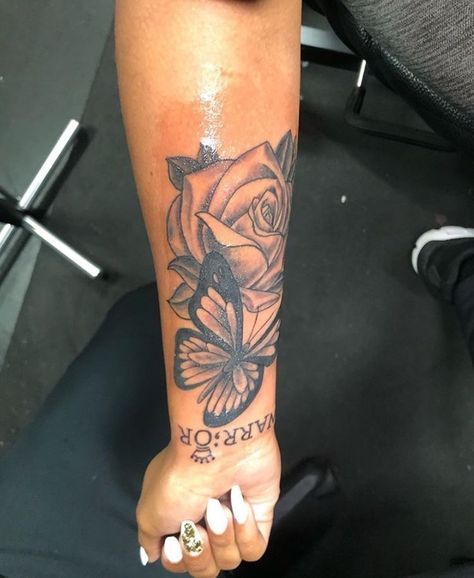 Rose And Butterfly Tattoo, Chicanas Tattoo, Rose Tattoos For Women, Hand Tattoos For Girls, Cute Hand Tattoos, Pretty Hand Tattoos, Neck Tattoos Women, Forarm Tattoos, Black Girls With Tattoos