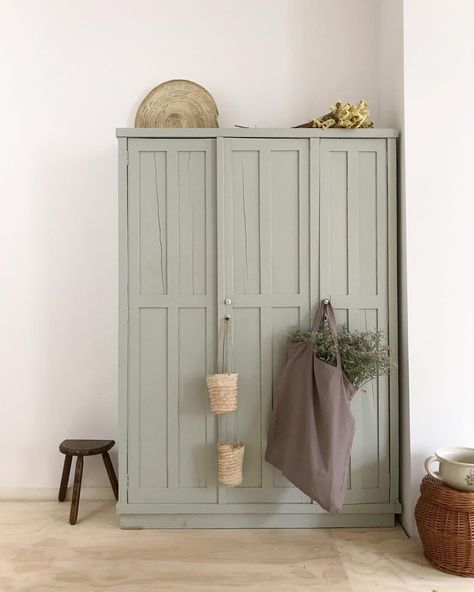 Armarios Pintados Ideas, Shabby Chic Chalk Paint, Chalk Paint Cabinets, Paint Cabinet, Instagram Flowers, Classic Home Decor, Shabby Chic Bedrooms, Home Remodel, Decor Minimalist