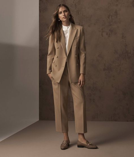 Autograph jacket, £129, Autograph trousers, £69, M&S Collection top, £29.50, earrings, £7.50, shoes, £65. 50 Shoes, Nashville Outfit, Nashville Outfits, Casual Chique, Stil Elegant, Woman Suit Fashion, British Vogue, Mode Inspo, 가을 패션