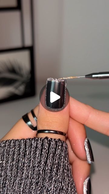 🫧Magdalena Susz on Instagram Nails For A Black Tie Event, Black And Silver Nails Ideas, Black Silver Nails, Ny Nails, Reflective Nails, December Nails, Silver Nails, Elegant Nails, Chrome Nails