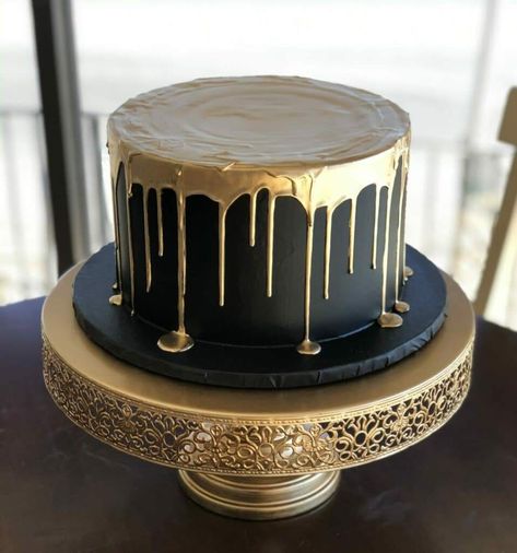 Cake Ideas Black And Gold, Cake Black And Gold, Black And Gold Birthday Cake, Golden Birthday Cakes, Black And Gold Cake, Yogurt Covered Pretzels, Red Birthday Cakes, Chandelier Cake, Golden Cake