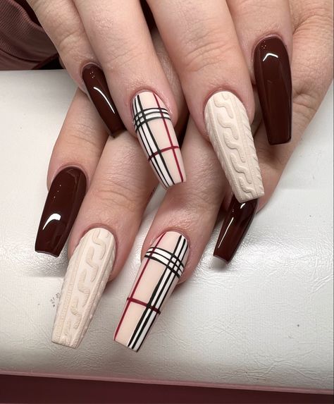 Burberry Sweater Nails, Brown Christmas Nails Art Designs, Plaid And Sweater Nails, Plaid Nails Acrylic Fall, Burgundy And Brown Nails, Cranberry Color Nails, Nail Art Designs Fall 2024, Sweater Fall Nails, Pink Thanksgiving Nails