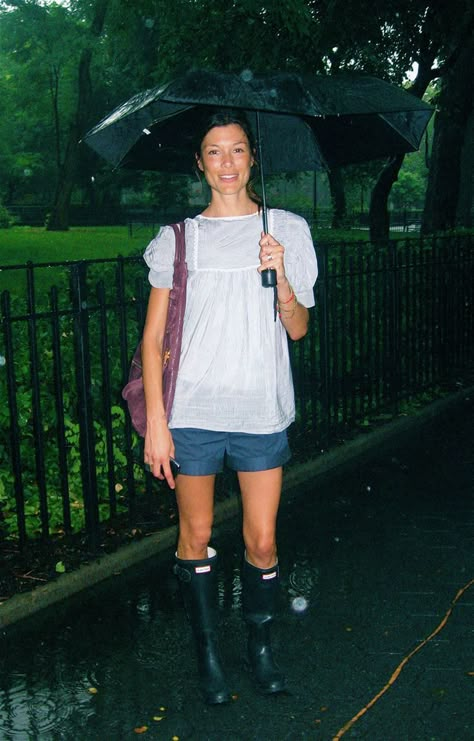 Rain Boots Shorts Outfit, Shorts With Rain Boots Outfits, Wellie Boots Outfit, Rain Boots And Dress, Rain Boots Aesthetic Outfit, Rain Boots And Shorts, Hunter Boots Outfit 2023, Outfits With Wellies, Something In The Rain Outfits