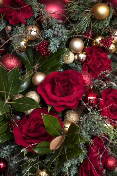 Roses Christmas Decor, Christmas Tree With Red Roses, Roses On Christmas Tree, Red Rose Christmas Tree, Christmas Tree With Roses, Rich Christmas Aesthetic, Roses Christmas Tree, Rose Christmas Tree, Christmas Tree Roses