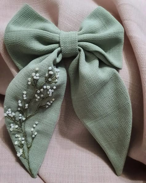 Hair Bow Embroidery, Embroidered Hair Bow, Embroidered Hair Accessories, Embroidered Bows, Hair Bows Diy Ribbon, Sewing Headbands, Embroidered Hair Bows, Basic Hand Embroidery Stitches, Embroidered Bow