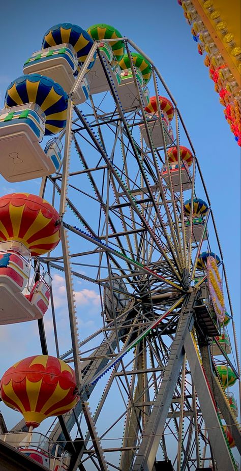 Amusent Park Aesthetic Friends, Theme Park Wallpaper, Amusment Parks Aesthetic, Amusement Park Wallpaper, Amusement Park Photography, Friends Lockscreen, Sky Clouds Wallpaper, Amusement Park Aesthetic, Alphabet Dating