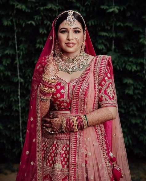 Reception Lehnga Dress, Red Bridal Lehenga Jewellery, Bridal Jewelry With Red Lehenga, Rani Pink Bridal Lehenga Jewellery, Bridal Jewellery For Red Lehenga, Indian Bridal Wear Red, South Indian Wedding Hairstyles, Pink Bridal Lehenga, Latest Bridal Lehenga Designs