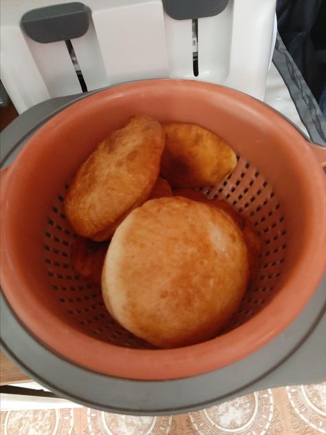 South African Traditional Vetkoek (Fried Bread) South African Indian Recipes, African Bread, Easy Vetkoek Recipe South Africa, Vetkoek Recipe Easy, Vet Koek Recipe, Vetkoek Recipe South Africa, Fried Bread, Fat Cakes Recipe, Fried Bread Recipe