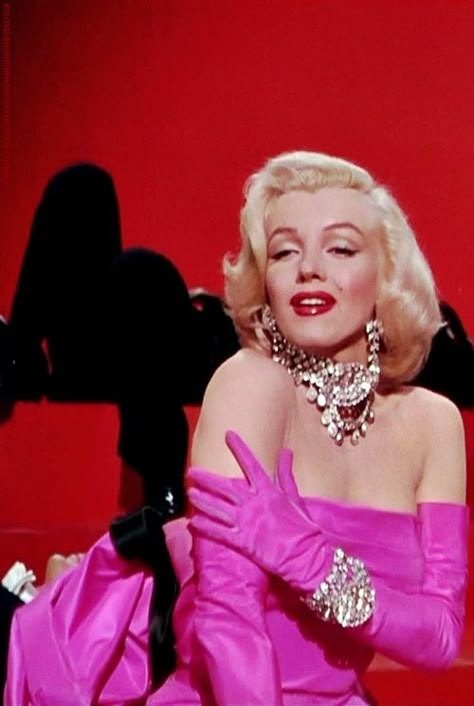 Unforgettable Marilyn Monroe singing "Diamonds are a Girl’s Best Friend” in "Gentlemen Prefer Blondes" Marilyn Monroe Diamonds, Marilyn Monroe Movies, Marilyn Monroe Fashion, Vintage Hollywood Glamour, Howard Hughes, Jane Russell, Marilyn Monroe Art, Gentlemen Prefer Blondes, Marilyn Monroe Photos