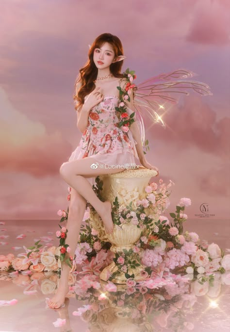 Fairy Photoshoot Ideas Indoor, Fairy Pose Reference, Fairy Concept Photoshoot, Thumbelina Dress, Sweet 17 Photoshoot, Fairy Photoshoot Ideas, Fairy Poses, Cupid Dress, Shooting Pose