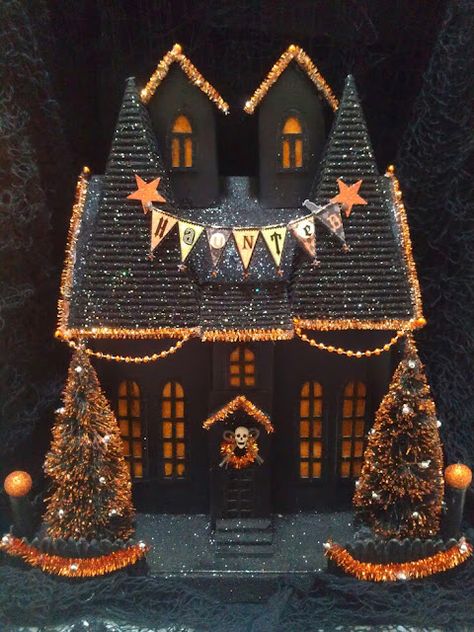 Haunted House Craft, Casa Halloween, Halloween Miniatures, Cheap Halloween, Glitter Houses, Halloween Village, Halloween Outdoor, Putz Houses, Halloween Haunted Houses