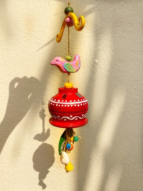 Wind Bell Diy, Vana Decoration, Clay Wall Hanging Ideas, Toran Ideas, Wind Chain, Handmade Wall Hangings, Pot Painting, Butterfly Tree, Painted Pots Diy