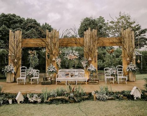 13 Dekorasi Pernikahan Outdoor yang Bisa Jadi Inspirasimu! Dekorasi Wedding, Beds Ideas, Diy Garden Trellis, Diy Wedding Backdrop, Wedding Stage Design, Rustic Decoration, Dream Wedding Decorations, Wedding Concept, Rustic Wedding Inspiration