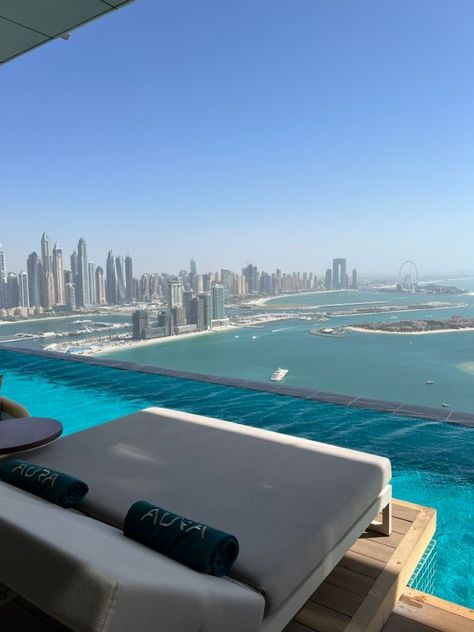 Vacation In Dubai, Dubai Pool Aesthetic, Luxury Life Billionaire, Dubai Pool, Dubai Places, Vacation Dubai, Dubai Vibes, Life Luxury Lifestyle, Dubai Summer