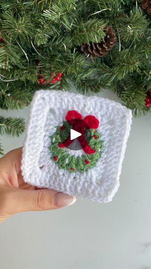 Christmas Wreath Granny Square Crochet, Winter Crochet Wreath, Christmas Wreath Afghan Crochet, Crochet Wreath Ornament Mary Maxim, Christmas Wreath Crichet Ornaments, Granny Christmas, Crochet Granny, Granny Square, Christmas Wreaths