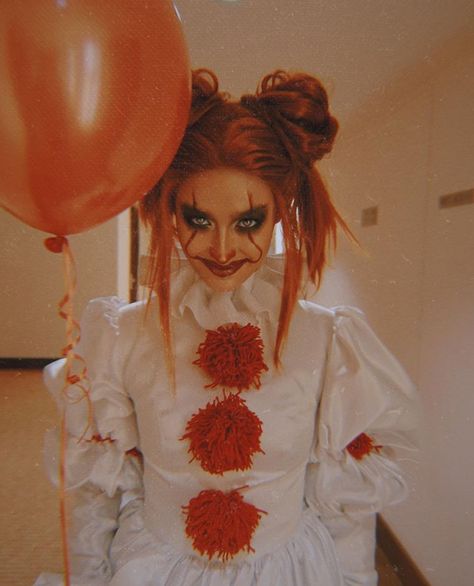 Pennywise Costume Girl, Diy Pennywise Costume, Makijaż Sugar Skull, Pennywise Halloween Costume, Pennywise Costume, Clown Halloween Costumes, Halloween Circus, Scary Halloween Costume, Halloween Clown