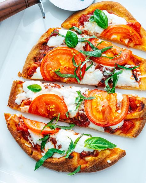 Appetizer Recipes Vegetarian, Margherita Flatbread, A Couple Cooks, Homemade Flatbread, Vegan Recipes Plant Based, Pizza Sauce Recipe, Pizza Sauce Homemade, Couple Cooking, Pizza Flavors