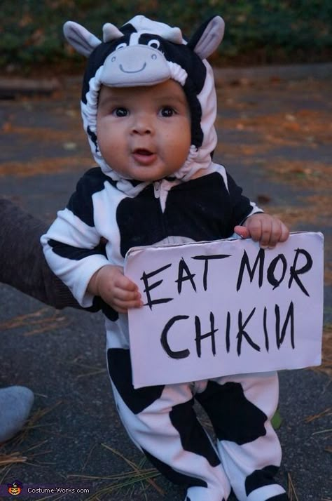 Chik-fil-A Cow - Halloween Costume Contest. Oh my cuteness! I may have to still this costume! Cow Halloween Costume, Eat Mor Chikin, Cow Costume, Baby Kostüm, Homemade Costumes, Halloween Costume Contest, Diy Costume