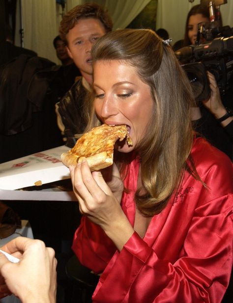 Fashion Show Backstage, Eating Pizza, Runway Fashion Couture, Vs Models, Victoria's Secret Fashion Show, Gisele Bündchen, Gisele Bundchen, Model Aesthetic, Makeup Room