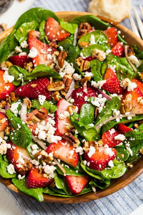 Strawberry Salad Recipe, Fall Salad, Spinach Salad Recipes, Strawberry Spinach, Spinach Strawberry Salad, Strawberry Salad, Balsamic Vinaigrette, Spinach Salad, Egg Salad