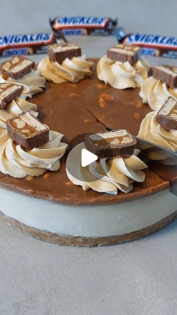 No Bake Snickers Cheesecake, Snickers Cake, Snickers Cheesecake, Sweet Treats Desserts, Recipe Dessert, Tiramisu Recipe, Easy Cheesecake Recipes, Easy Cheesecake, Cheesecake Bites