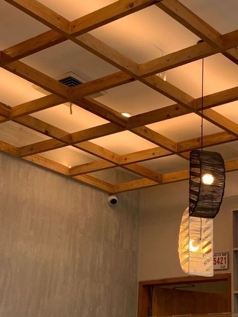 Rustic False Ceiling Design, Celling Wooden Design, Fall Ceiling Designs For Restaurant, Celling Design Reception, Fall Ceiling Designs For Shop, Cafe False Ceiling Design, Drop Ceiling Design, Restaurant Interior Design Wood, Cafe Ceiling