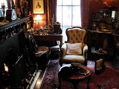 Sherlock Holmes Museum on Baker Street in London. Californian Bungalow Interior, Sherlock Holmes Museum, English Houses, Victorian Living Room, Escape Room Game, Sir Arthur Conan Doyle, 221b Baker Street, Arthur Conan, Victorian Period