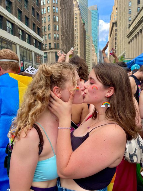 Wlw Date Ideas, Lgbtq Girlfriend Goals, Pride Couple, Nyc Pride, I Need A Girlfriend, Need A Girlfriend, Want A Girlfriend, Woman Loving Woman, Girlfriend Goals